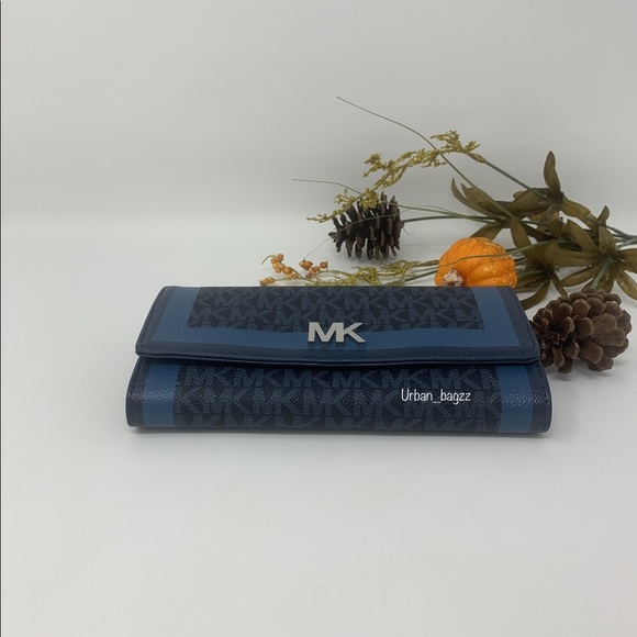 Michael Kors Montgomery Large Carryall Wallet - Picture 4 of 8